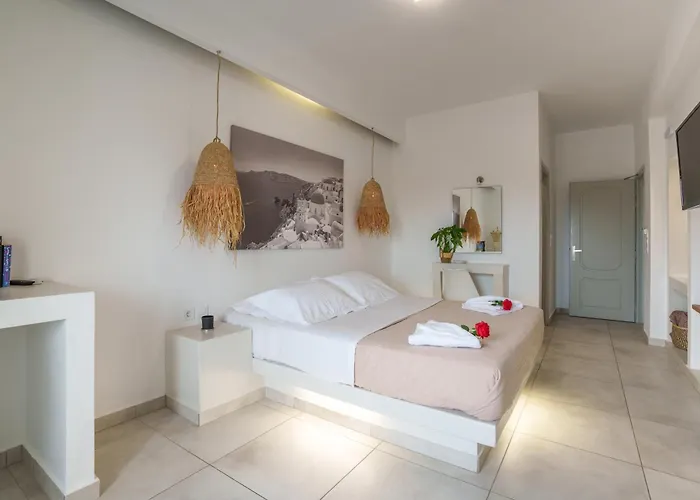 Sandy's Paradise * Perissa (Santorini)